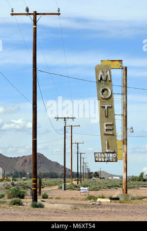 Ils ont perdu le signe pour l'maintenant-démoli Henning Motel est toujours debout le long de la Route 66 dans le désert de Mojave, ville de Newberry Springs, en Californie. Banque D'Images