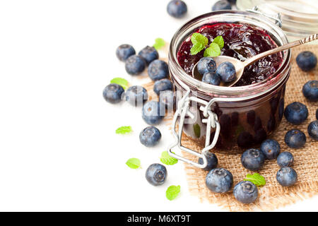 Confiture fait maison dans un bocal et bleuets frais isolé Banque D'Images