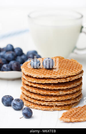 Pile de gaufres caramel néerlandais avec blueberry et tasse de lait Banque D'Images