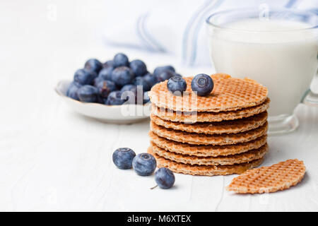 Pile de gaufres caramel néerlandais avec blueberry et tasse de lait Banque D'Images