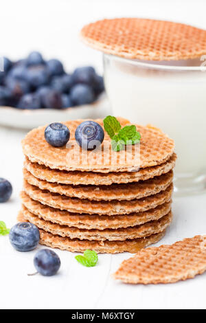 Pile de gaufres caramel néerlandais avec blueberry et tasse de lait Banque D'Images