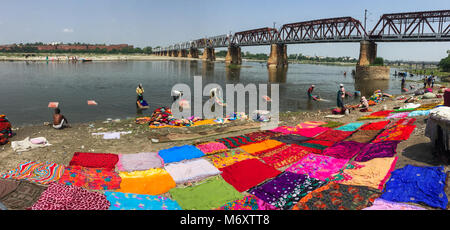 Agra, Inde - Jul 13, 2015. Laver les vêtements colorés sur la rivière Yamuna à Agra, de l'Inde. Banque D'Images