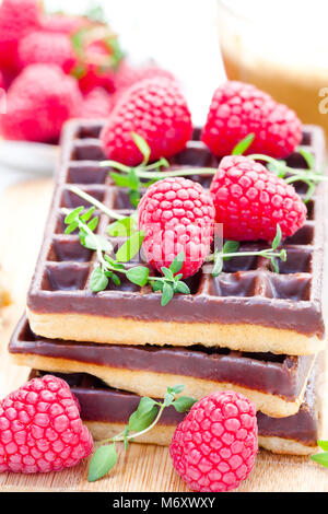 Pile de gaufres au chocolat avec des framboises et tasse de café Banque D'Images