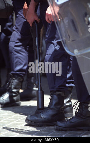 La police anti-émeute au cours d'espagnol de la Banque mondiale lutte contre les manifestations à Barcelone, Espagne. 24 juin 2001. Banque D'Images