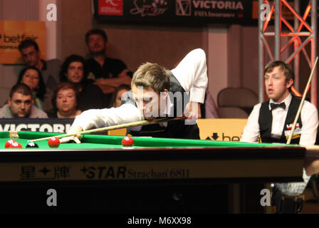 Judd Trump de UK en action lors du tournoi World Snooker Victoria "ouvert" dans la Bulgarie Sofia, Bulgarie - nov 18, 2012. Banque D'Images