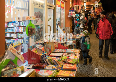 Karpacz, Pologne - Février 2018 : People walking par et à la recherche à la librairie afficher en hiver Banque D'Images