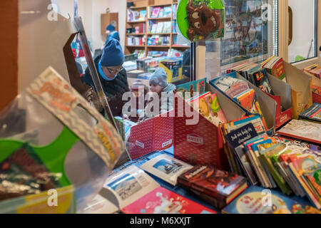 Karpacz, Pologne - Février 2018 : mère avec des enfants à l'intérieur d'une librairie en parcourant les nombreux livres disponibles à l'achat Banque D'Images