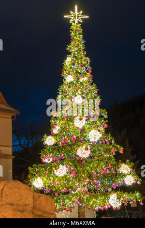 Karpacz, Pologne - Février 2018 : immense arbre de Noël avec des lumières et des décorations à l'extérieur, sur une rue à Karpacz resort town Banque D'Images