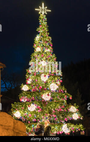 Karpacz, Pologne - Février 2018 : immense arbre de Noël avec des lumières et des décorations à l'extérieur, sur une rue à Karpacz resort town Banque D'Images