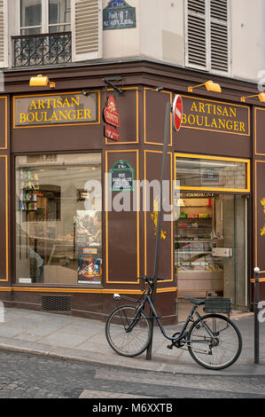 PARIS, FRANCE - 06 MAI 2011 : vélo à l'extérieur de la jolie boulangerie artisanale de la rue St Gilles, dans le quartier du Marais Banque D'Images