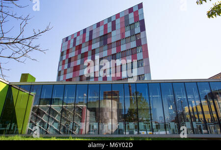 MILAN, ITALIE, LE 28 MARS 2017 - Extérieur de couleur un immeuble de bureaux modernes à Milan, Italie Banque D'Images