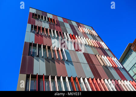 MILAN, ITALIE, LE 28 MARS 2017 - Extérieur de couleur un immeuble de bureaux modernes à Milan, Italie Banque D'Images