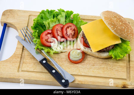Fresh home-made hamburger servi sur bois sur fond blanc Banque D'Images