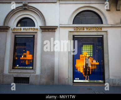 MILAN, ITALIE, LE 28 MARS 2017 - vitrines d'une boutique Louis Vuitton à Milan - zone Montenapoleone, Italie. Banque D'Images