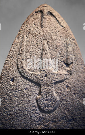 La fin de l'époque néolithique Menhir préhistorique standing stone de sculptures sur son côté face. La représentation d'un stylalised figure masculine commence à la Banque D'Images