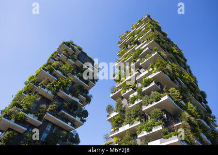 MILAN, ITALIE - 8 août 2016 : Gratte-ciel forêt verticale avec les arbres croissant sur les balcons, construit pour l'Expo 2015. Regardez vers le haut. Banque D'Images