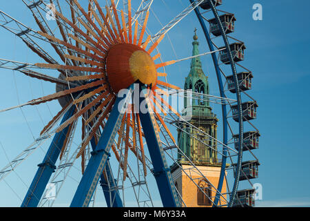 Une grande roue Neptunbrunnen avec derrière Marienkirche, Mitte, Berlin, Allemagne Banque D'Images