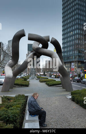 La chaîne brisée (Berlin) Sculpture sur la Potsdamer Straße 171-173, avec le l'Église du Souvenir Kaiser Wilhelm, au-delà de Berlin, Allemagne Banque D'Images