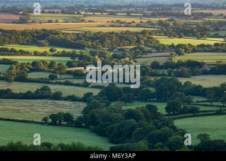 La première lumière sur les terres agricoles vallonnées près de Hazelbury Bryan de Bulbarrow Hill, Dorset, England, UK Banque D'Images