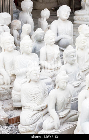 Bouddha en marbre sculpté, Amarapura Mandalay, Myanmar (Birmanie), Asie en février - Buddhas en marbre statues sculptures figures Banque D'Images