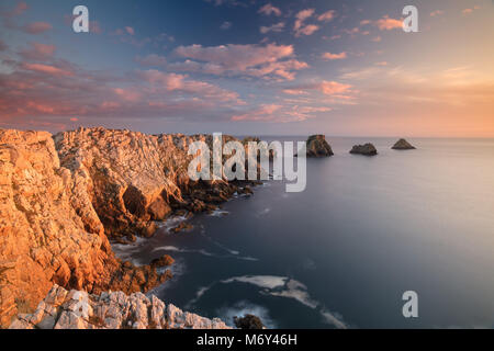 Les Tas de Pois au crépuscule, Pointe de Pen-Hir, presqu'île de Crozon, Finistère, Bretagne, France. Banque D'Images