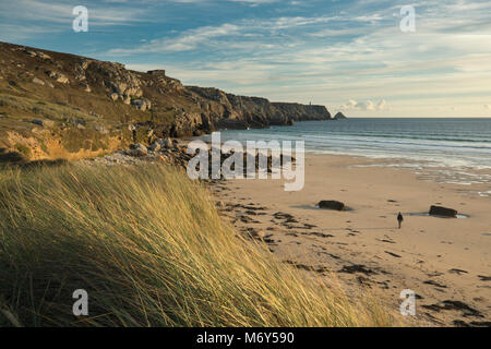 Wendy sur l'anse de Pen Hat, Pointe de Pen-Hir, presqu'île de Crozon, Bretagne, France Banque D'Images