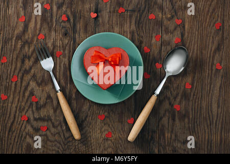 Table de fête avec boîte cadeau, petit coeur sur table en bois. Banque D'Images