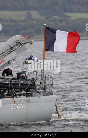 L'enseigne de la marine française, effectuée sur FS Pegase (M644), un Centaure-classe (ou tripartite destiné au chasseur), durant l'exercice Joint Warrior 17-2. Banque D'Images