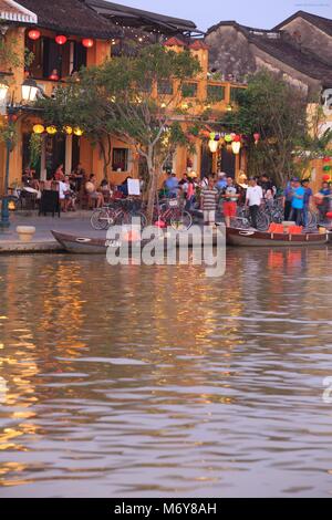 Comme le crépuscule tombe sur la rue Bach Dang touristes font de bateaux sur la rivière Thu Bon pour profiter de la vue. Banque D'Images