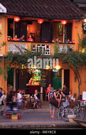 Cafés et restaurants bordent la rivière Thu Bon, dans la vieille ville de Hoi An, Vietnam Banque D'Images