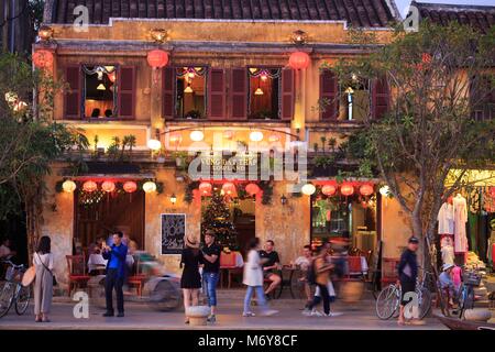 Cafés et restaurants bordent la rivière Thu Bon, dans la vieille ville de Hoi An, Vietnam Banque D'Images