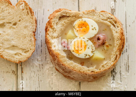 Soupe Zurek polonais traditionnel appelé avec des œufs et des saucisses sur fond de bois Banque D'Images