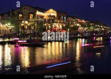 Bateaux de touristes sillonnent la rivière Thu Bon en face de la rue Bach Dang dans la vieille ville de Hoi An, Vietnam Banque D'Images