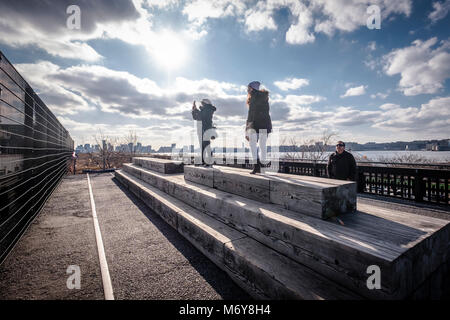 Le parc High Line à New York. La ligne haute est un parc public construit sur une ligne ferroviaire fret historique élevé au-dessus de la rue sur Manhattan West Side Banque D'Images