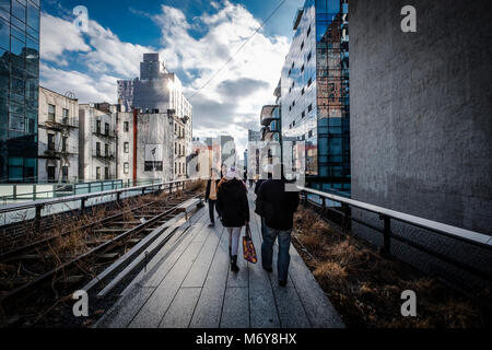 Le parc High Line à New York. La ligne haute est un parc public construit sur une ligne ferroviaire fret historique élevé au-dessus de la rue sur Manhattan West Side Banque D'Images