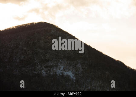 Hawksbill Mountain . Une journée d'hiver sur la montagne d'Eretmochelys imbricata. Si vous regardez attentivement, vous pouvez voir le sentier de randonnée travaillant son chemin jusqu'à la montagne, a mis en évidence par la neige. Cette photo a été prise au Crescent Rock donnent sur. Banque D'Images