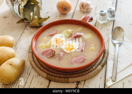 Soupe Zurek polonais traditionnel appelé avec des oeufs et saucisse blanche Banque D'Images