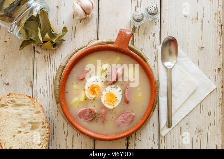 Soupe Zurek polonais traditionnel appelé avec des œufs et des saucisses entouré d'épices Banque D'Images