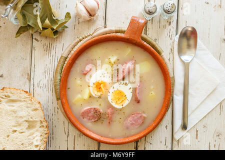 Soupe Zurek polonais traditionnel appelé avec des œufs et des saucisses entouré d'épices Banque D'Images