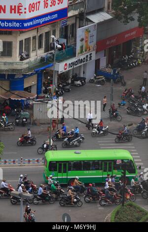 Le trafic à un monde fou intersection dans le District 1 de la ville d'Ho Chi Minh, Vietnam Banque D'Images