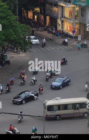 Le trafic à un monde fou intersection dans le District 1 de la ville d'Ho Chi Minh, Vietnam Banque D'Images