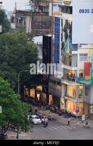 Le trafic à un monde fou intersection dans le District 1 de la ville d'Ho Chi Minh, Vietnam Banque D'Images