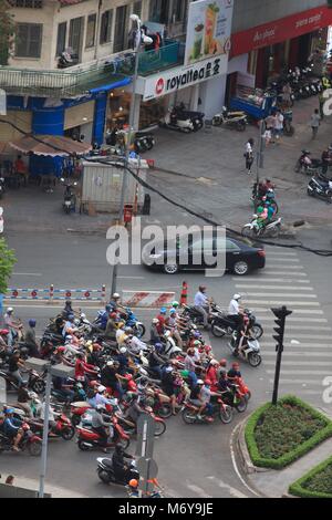 Le trafic à un monde fou intersection dans le District 1 de la ville d'Ho Chi Minh, Vietnam Banque D'Images