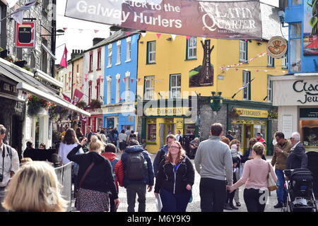 Dans les rues de la zone piétonne dans le centre de Galway avec les touristes appréciant les jours ensoleillés. Banque D'Images