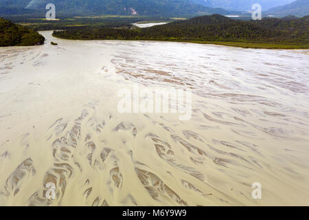 Lake Clark . Une vue aérienne de la faible profondeur du lac sortie tressé Clark Banque D'Images