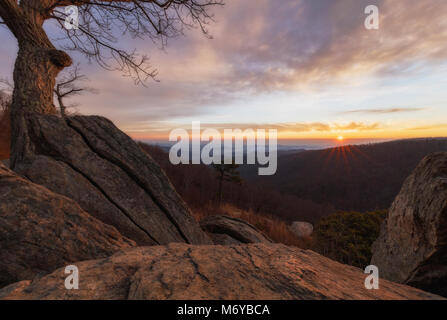 Les roches, les arbres, Nuages et soleil . Le nombre de textures de Hazel Mountain donnent sur... (K0A6733) Banque D'Images