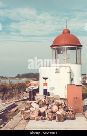 Petit phare dans la marina de l'île de Marken, aux Pays-Bas. Banque D'Images