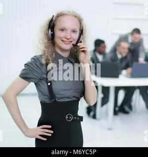 Premier plan, une jeune femme employé d'un centre d'appel Banque D'Images