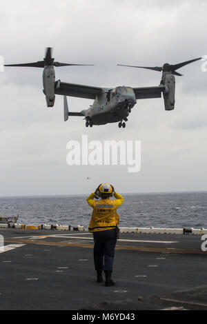 Une MV-22B avion à rotors basculants Opsrey se prépare à atterrir sur l'USS Wasp LHD (1), le 6 mars 2018. La 31e unité expéditionnaire maritime Commandant, le Colonel Tye R. Wallace, et la 31e MEU de la direction, le Lieutenant-colonel Michael R. Hyde, montent à bord de l'USS Wasp à l'avance de la MEU's Spring 2018 Patrouille. Comme le Corps des Marines' seulement continuellement de l'avant-déployés MEU, la 31e MEU fournit une force flexible prêt à réaliser une vaste gamme d'opérations militaires. (U.S. Marine Corps photo par le Cpl. Bernadette Wildes) Banque D'Images