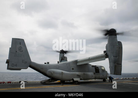 Un Opsrey MV-22B sur les terres de l'USS Wasp LHD (1), le 6 mars 2018. La 31e unité expéditionnaire maritime Commandant, le Colonel Tye R. Wallace, et la 31e MEU de la direction, le Lieutenant-colonel Michael R. Hyde, montent à bord de l'USS Wasp à l'avance de la MEU's Spring 2018 Patrouille. Comme le Corps des Marines' seulement continuellement de l'avant-déployés MEU, la 31e MEU fournit une force flexible prêt à réaliser une vaste gamme d'opérations militaires. (U.S. Marine Corps photo par le Cpl. Bernadette Wildes) Banque D'Images